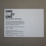 Rückseite: Einladungskarte zur Ausstellung "EINSZUEINS"